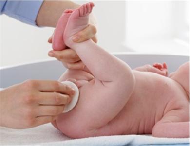新生儿脐带护理方法 新生儿怎么护理 新生儿护理方法
