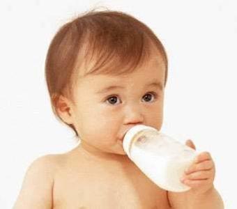 新生儿不爱喝奶 新生儿不喝奶怎么办 新生儿不爱喝奶的原因及解决办法