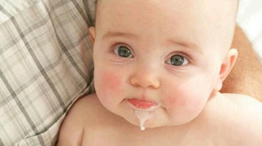 如何防止宝宝吐奶 怎样防止宝宝吐奶 有效防止宝宝吐奶的方法