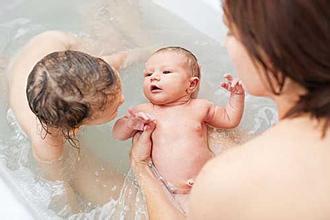 婴儿洗澡的水温多少度 新生儿洗澡水温多少 新生儿洗澡多少度