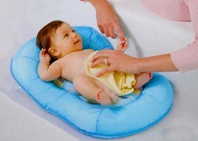 冬天如何给新生儿洗澡 如何给新生儿洗澡 怎么样给新生儿洗澡