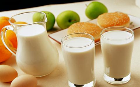 豆浆和牛奶什么时候喝 早餐喝牛奶还是豆浆