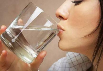 微波食品有损健康 早起喝水怎么喝才健康_这5种水有损健康