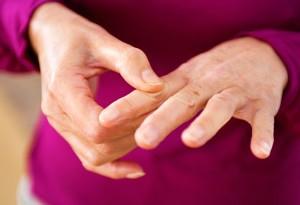 手指关节疼痛的原因 手指关节疼痛怎么办？