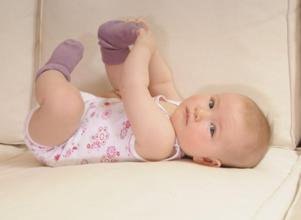 宝宝穿袜子 为什么睡前要给宝宝穿袜子