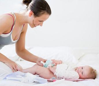 如何给新生儿换尿布 如何给新生儿选好尿布？