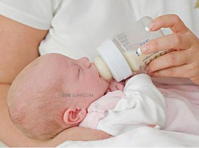新生儿吐奶是什么原因 新生儿吐奶的原因及5大护理方法