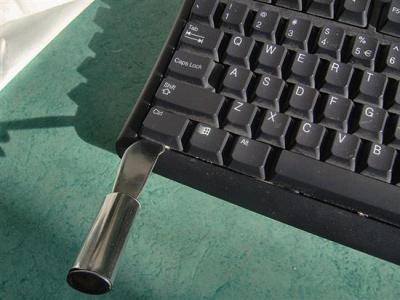 如何洗特别脏电脑键盘 如何清理电脑键盘
