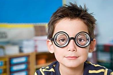 改变孩子内向性格 戴眼镜可能会改变孩子性格