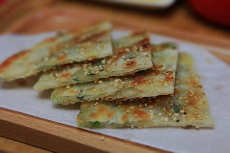 芝麻千层葱油饼的做法 芝麻葱油饼的做法