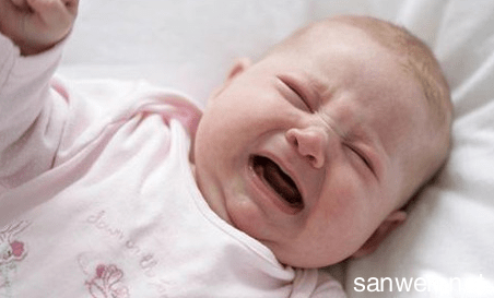 幼儿睡觉惊醒哭闹 宝宝睡觉易醒哭闹的原因是什么
