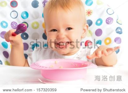 宝宝学吃饭用什么勺子 宝宝什么时候能自己用勺子吃饭