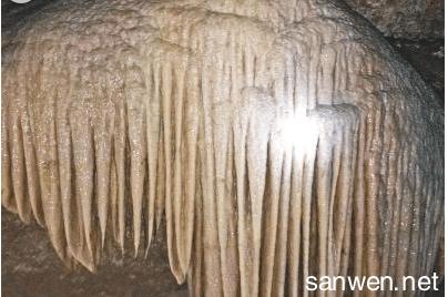 大自然的奇妙造化：深井里的天然溶洞