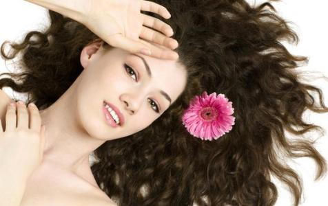 香水可以喷在头发上吗 往头发上喷香水会伤害头发吗