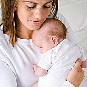 刚出生的宝宝怎么抱 抱新出生宝宝的5个技巧_“抱宝宝”的诀窍是什么