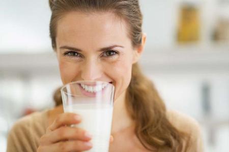 不适合夏季饮用的饮料 牛奶哪些人少喝_牛奶不适饮用的人群有哪些