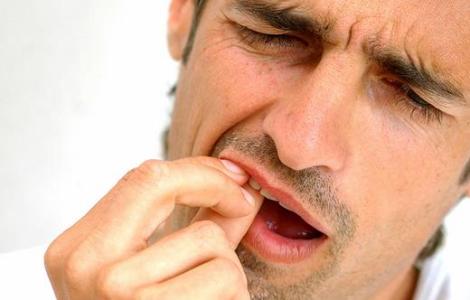 女人嫌弃男人性能力差 牙周炎怎么毁男人性能力