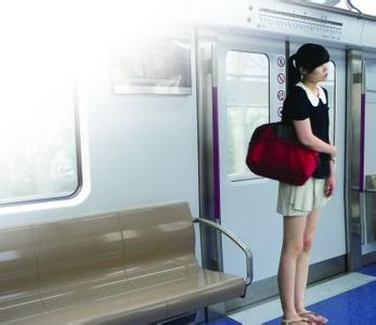女子头被地铁门夹住 被地铁门夹住怎么办？