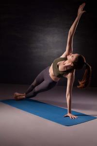 瑜伽初学者简单动作 哪些简单瑜伽动作能健身