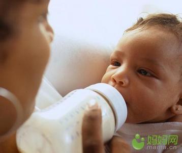 新生宝宝正确喂奶姿势 新生宝宝患上兔唇该怎么喂奶