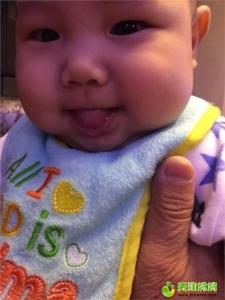 新生儿宝宝喜欢吐舌头 新生儿吐舌头怎么回事