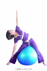 瑜伽球瘦腰动作 练瑜伽球能瘦腰瘦腿吗