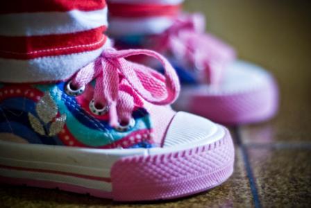 地摊卖鞋子注意事项 给宝宝穿鞋子的注意事项_如何给宝宝选好鞋