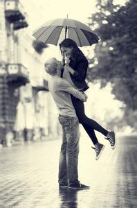 早安心语：眼睛为她下着雨，心却为她打着伞，这就是爱情