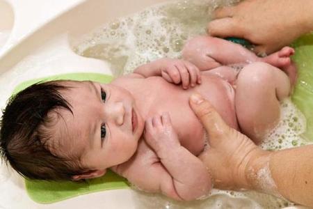 新生儿多少天洗澡 夏天新生儿洗澡温度 新生儿夏天洗澡温度是多少