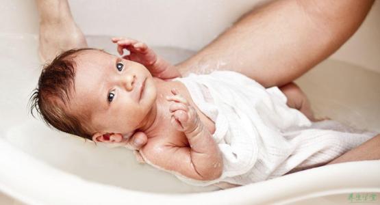 新生儿洗澡怎么洗 怎么样给新生儿洗澡 给新生儿怎么洗澡