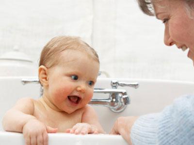 新生儿洗澡常识 新生儿洗澡的好处 给新生儿洗澡的好处有哪些