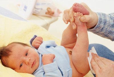 如何给新生儿换尿布 如何给新生儿换尿布 如何为新生儿换尿布