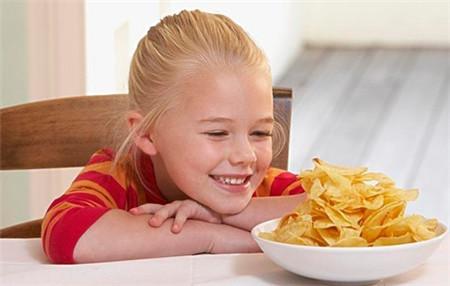 小孩子吃零食的危害 孩子爱吃零食怎么办_小孩吃零食的危害