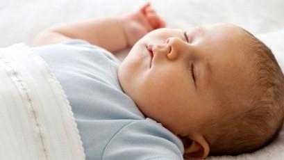 婴儿头睡偏纠正示意图 宝宝该怎么样睡才安全 婴儿头睡偏怎么纠正