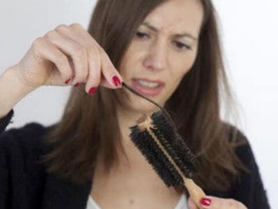中年女性掉头发的原因 女性为什么会掉头发 女性掉头发的原因