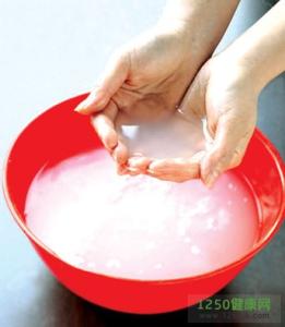 淘米水洗头的危害 怎么用淘米水洗头发
