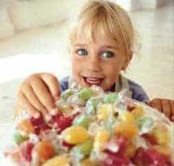 吃垃圾食品的孩子图片 别给孩子吃过多酸性食品