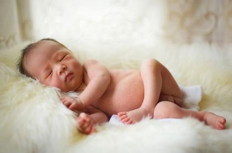 婴儿头睡偏了的危害 婴儿头睡偏了怎么办 宝宝头睡偏了有危害吗