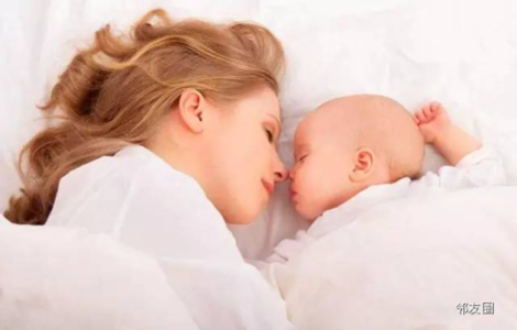 宝宝和大人一起睡 宝宝和大人一起睡有4大问题