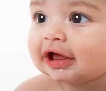 三个月宝宝吐口水泡泡 如何纠正宝宝吐口水？
