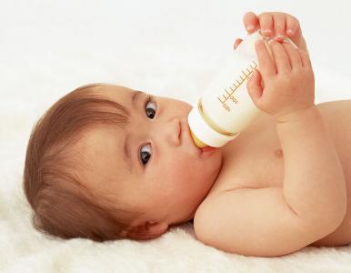 怎样让宝宝爱上奶瓶 怎样让新生儿爱上奶瓶？