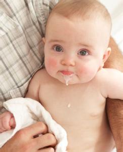 拍嗝的正确方法图片 新生儿吐奶