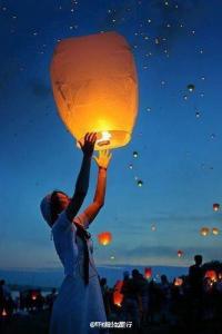 热气球飞行高度 世界最早独自乘热气球环球飞行的人