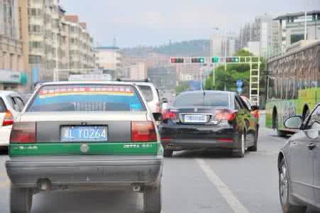 新手城市道路如何开车 城市道路开车技巧