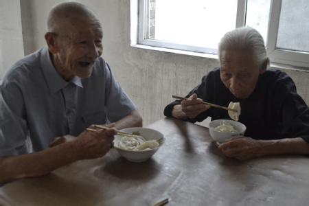 老年人适合吃什么食物 老人腿疼吃什么好 适合老人腿疼吃的食物