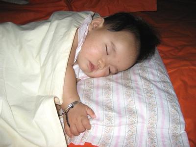 健康状况 8种辨别宝宝的健康状况的睡相