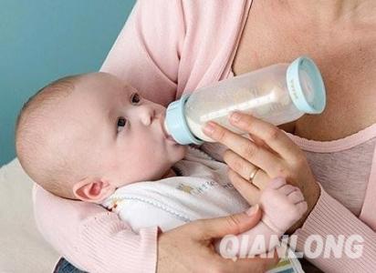 新生儿用勺子喂奶 宝宝第一餐可用小勺喂奶