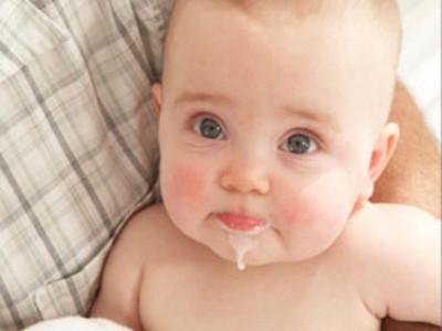 宝宝溢奶和吐奶的区别 怎么区别宝宝吐奶与溢奶