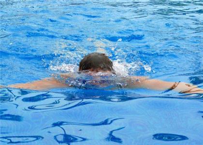 初学游泳换气技巧 初学游泳怎么做？初学游泳的技巧