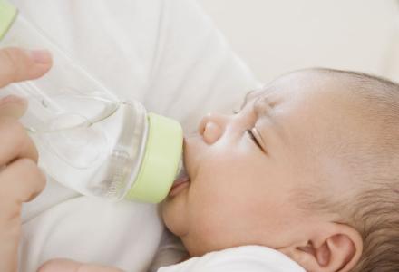 怎么给新生儿喂水 怎么给新生儿喝水